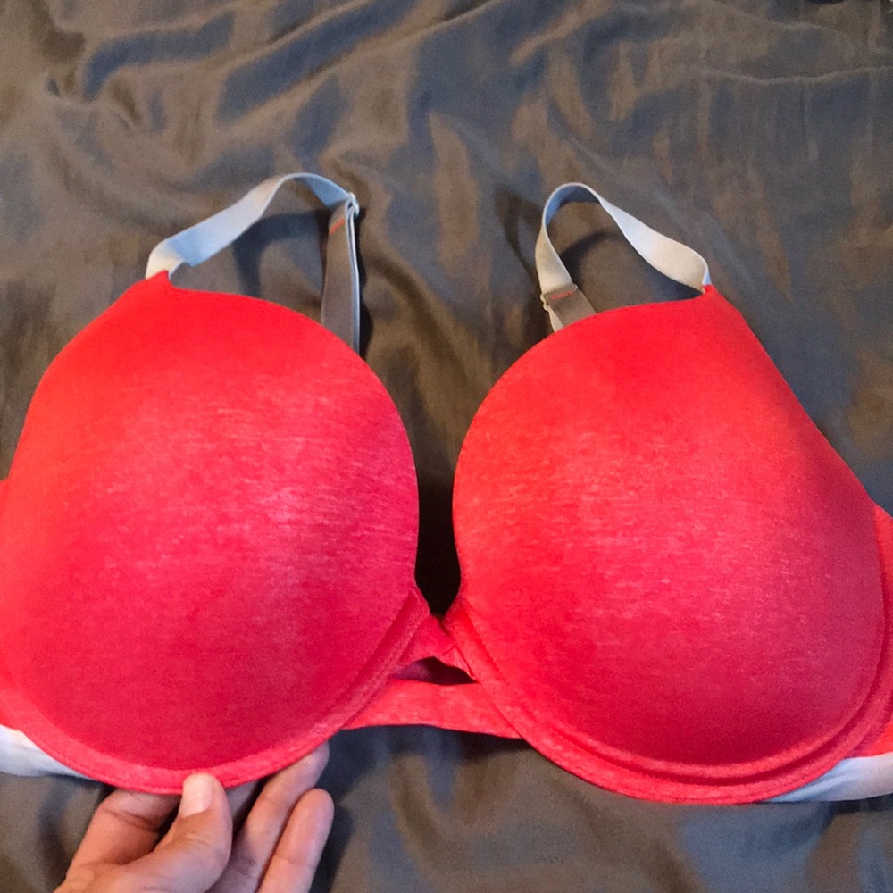 Like new Victoria Secrets t-shirt bra